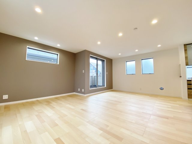 板橋区南町 全2棟 A号棟の居間・リビング|家族の集うLDKは23.7帖のプレミアムな空間　三面開口により光と風を感じる心地よい団欒の場です(A号棟)