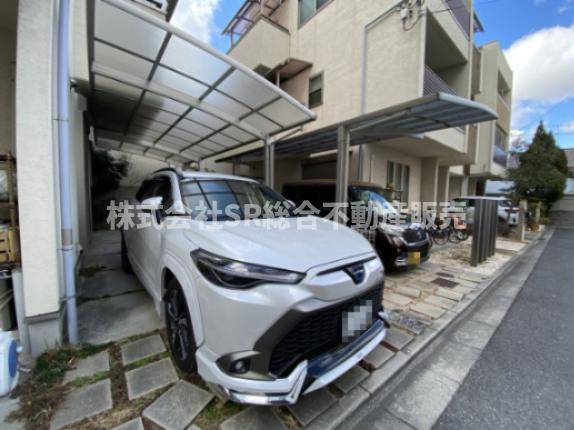 菱屋西6丁目中古戸建の駐車場|カーポート付きの駐車場はスペース２台分あり、来客にも便利です！