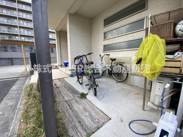 菱屋西6丁目中古戸建のその他共用部分|自転車・バイクが置けるスペースがあります