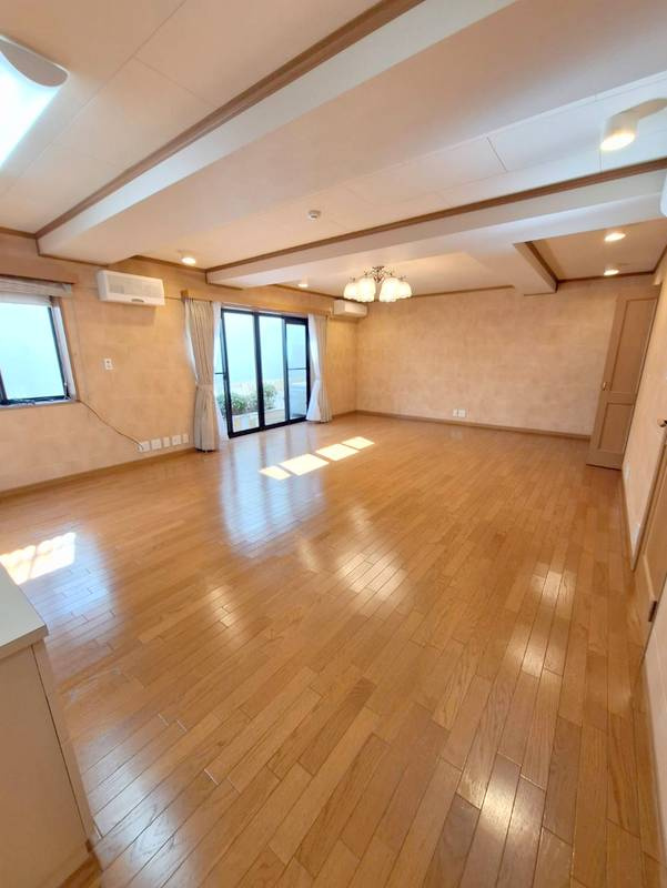 野毛一丁目戸建の居間・リビング