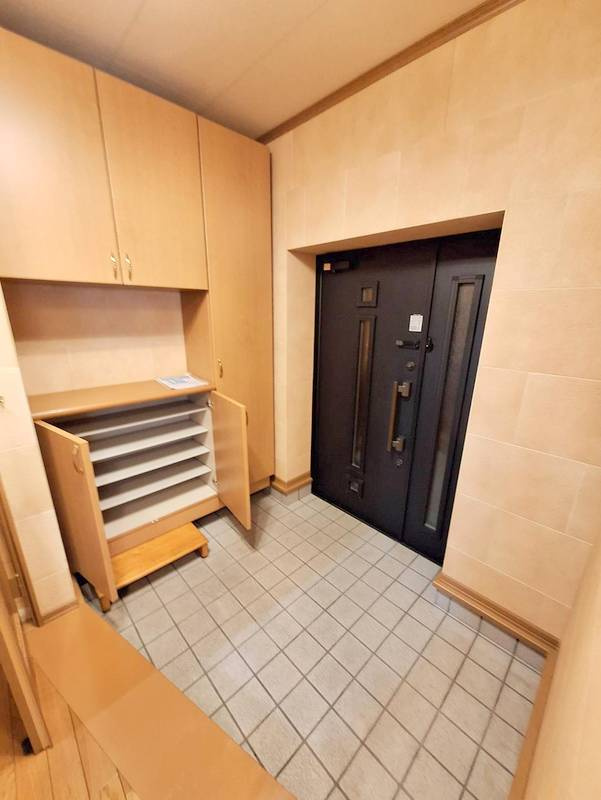 野毛一丁目戸建の玄関|地下駐車場から入る玄関です。