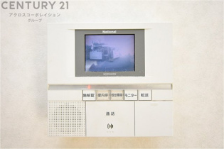 訪問者が来たときにテレビ画面で確認できるため、安心してドアを開けられます。録画機能があるものもあり、留守中に来訪者を記録しておくことができます。利便性が高く、セキュリティ面でも安心です