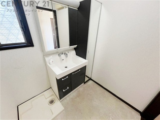 洗濯物の仕分け作業がしやすく、整理整頓が容易になります。洗濯音や湿気を他の部屋に持ち込まず、生活環境を快適に保ちます。上部を活用すれば収納スペースを確保でき洗剤や洗濯用品の整理もしやすくなります。