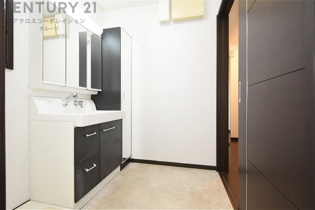 衣服の収納や脱ぎ着や整理整頓がしやすく、湿った衣類を乾燥させるスペースがありカビや臭いの発生を防ぎます。床の汚れを他の部屋に持ち込まず清潔を保つことができます。また快適な入浴環境の整備にも役立ちます。