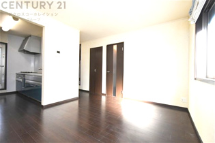 リビングダイニングは家族や友人とのコミュニケーションを楽しむ場所でくつろぎながら食事や会話を楽しめ、多目的に利用できリラックスできる空間です。家庭内の中心として機能し、快適な生活をサポートします。