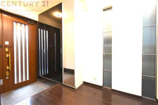 大きな玄関収納付きの玄関です　家族皆様の履物をしっかり収納できます　姿見付きでお出かけ前の身だしなみチェックに便利です