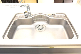 大きなシンクでお鍋などの大きな調理器具を洗う際にも便利です。
