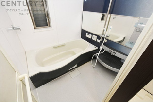 ユニットバスは省スペースでありながら、シンプルな設計と使いやすさを備え、簡便なメンテナンスが可能です。大きな窓付きで換気にも便利です。またミラー・小物置き場もあり便利です。