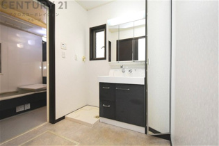 化粧品や洗顔料、歯ブラシなどの必需品をまとめて置ける収納スペースがあり、使用するたびに取り出す手間が省けます。また、水回りのため、濡れても大丈夫な素材が使用されており、お手入れが簡単です。