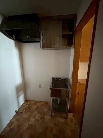 見附町コスモマンションの玄関