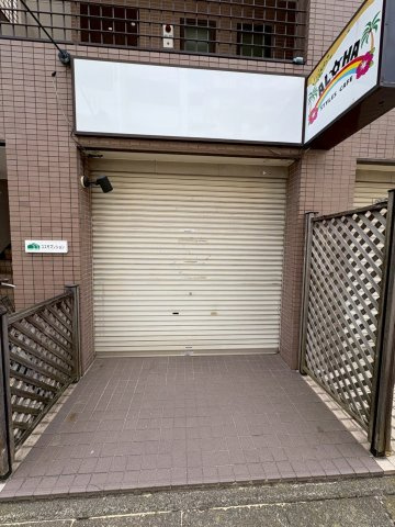 見附町コスモマンションのエントランス