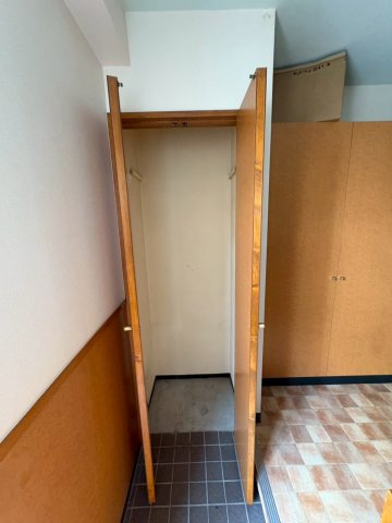 見附町コスモマンションの玄関