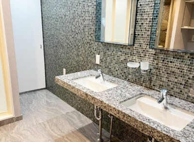 【独立洗面台】 | 進和苦楽園アーバンライフC棟 | 御影石のダブルボウルの洗面台。忙しい朝に身支度が快適にできます