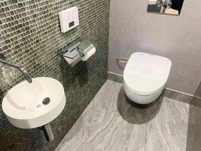 【トイレ】 | 進和苦楽園アーバンライフC棟 | トイレには快適な温水洗浄便座付き。タンクレスのため広々空間