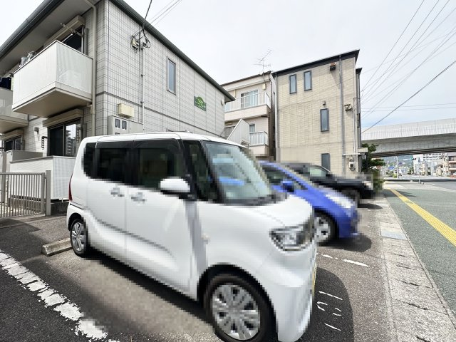 シャーメゾン ジュネスの駐車場
