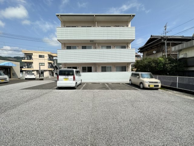プチフローラⅡの駐車場