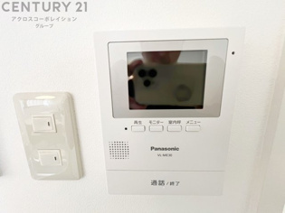 訪問者が来たときにテレビ画面で確認できるため、安心してドアを開けられます。録画機能があるものもあり、留守中に来訪者を記録しておくことができます。利便性が高く、セキュリティ面でも安心です