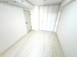 明るい色合いのフローリングとクロスを使用した洋室は家具やインテリアとも調和しやすく空間が広く感じられ開放感を生み出します。自然光を効果的に反射し、室内を明るく保つため、日中の照明使用を抑えられます。