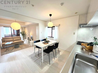 キッチン前のダイニングスペース。ダイニングセットを置いても十分な広さを確保。