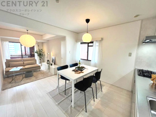 キッチン前のダイニングスペース。ダイニングセットを置いても十分な広さを確保。