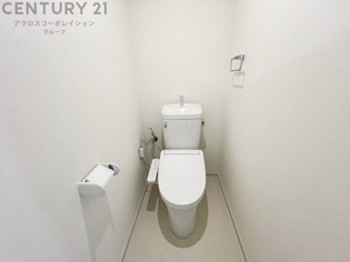 温水洗浄便座付トイレは温水洗浄機能により、暖かい水でおしりを洗浄することができ、冷たい水を使う従来の便座に比べ、温水洗浄機能で暖かいトイレを提供し、快適な使用を可能にします。