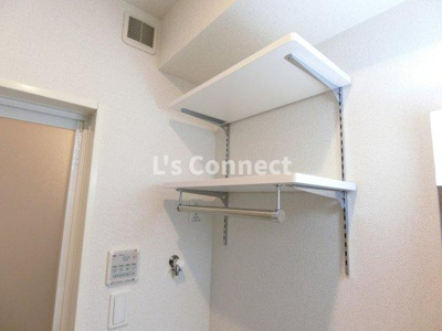 【設備】 | フェルヴォーレ | 洗濯機置き場の上にも棚があります。