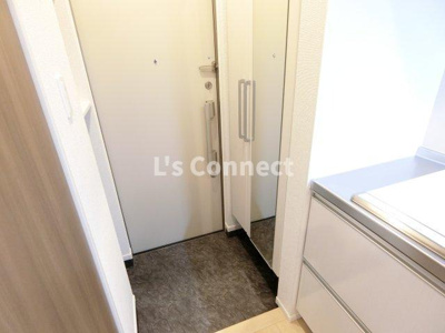 【玄関】 | フェルヴォーレ | 背の高い下駄箱には鏡付きで身だしなみチェック。