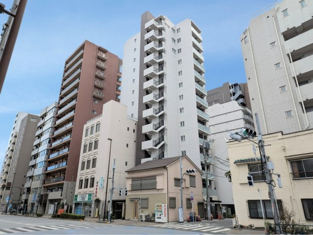 ルフォンリブレ蔵前の外観|ルフォンリブレ蔵前。2018年3月築のサンケイビル分譲マンション。敷地は春日通りに一部面していますが、建物は少し奥まった位置にあります