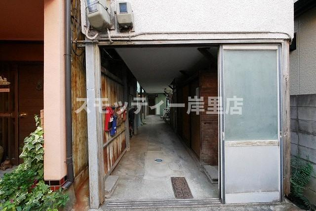 大阪市阿倍野区松虫通１丁目のハイツのエントランス