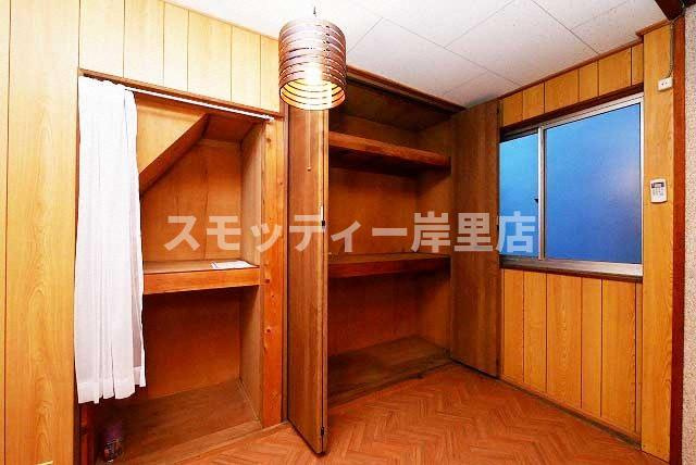大阪市阿倍野区松虫通１丁目のハイツの収納