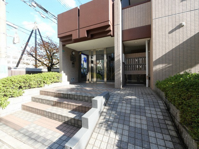 大阪市阿倍野区松崎町３丁目の賃貸マンションのエントランス