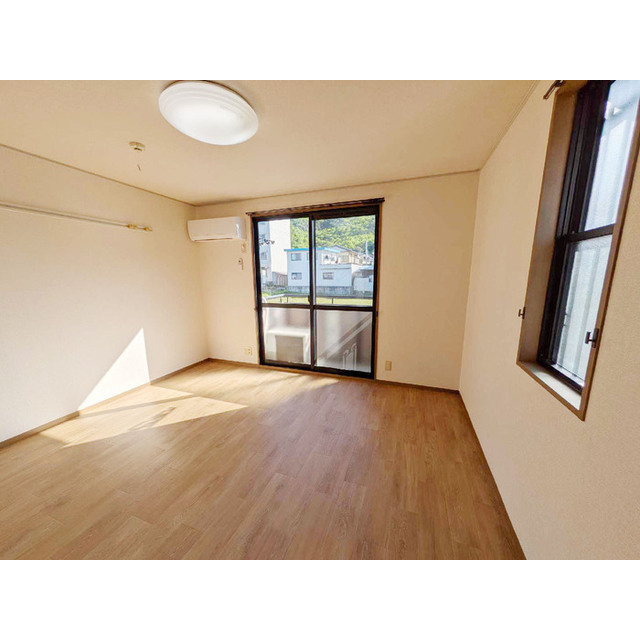 岐阜市日野東４丁目のアパートの居間・リビング