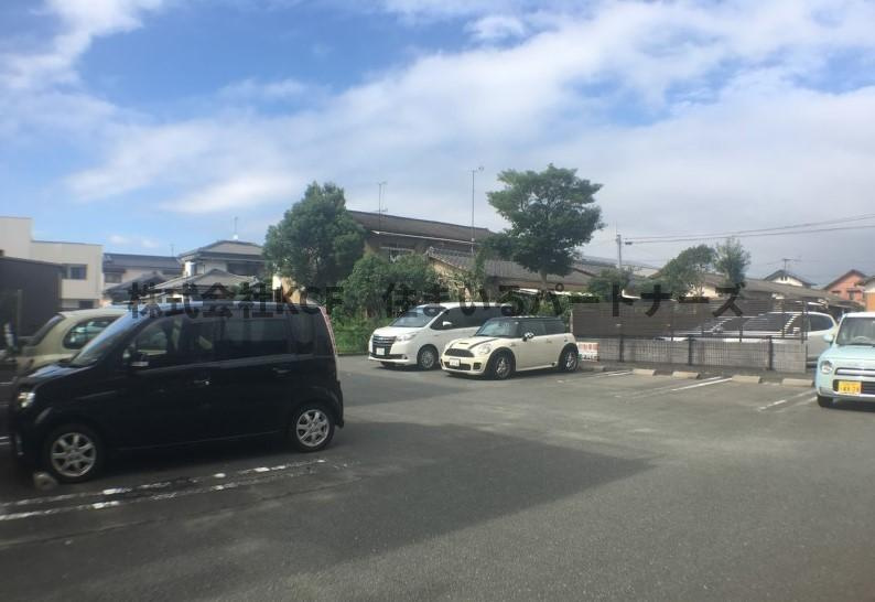 サウスヒルズの駐車場|車をお持ちの方に嬉しい駐車場付きの物件です