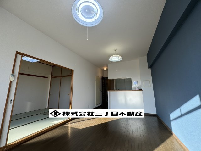 -三丁目不動産-　ダイアパレスビッグイウイング深谷　専用庭の居間・リビング