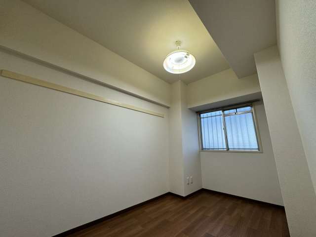 -三丁目不動産-　ダイアパレスビッグイウイング深谷　専用庭の洋室