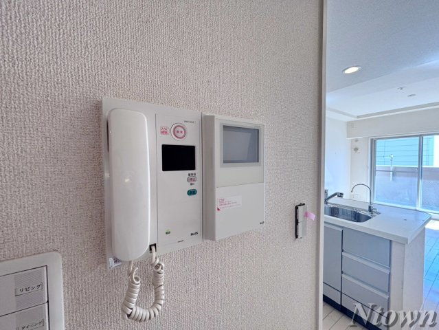 【セキュリティ】 | プレサンス錦エボリューション | モニター付きインターホンです