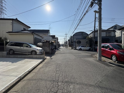 【前面道路含む現地写真】 | 松戸市新松戸５丁目新築戸建【横須賀小学校：7分】 | 西側前面道路・幅員約6ｍ