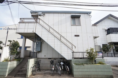 【外観】 | プリムベール | 植栽や自転車置場が位置良く配された建物です。