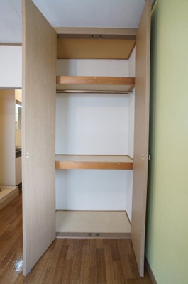 【収納】 | プリムベール | 天井高まである収納は、片付けが楽にできます。ハンガーパイプも設置していますので、洋服の整理に便利です。（写真は他室です）