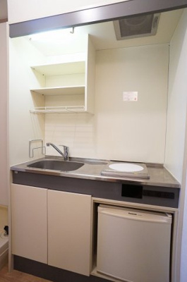 【キッチン】 | プリムベール | １口ＩＨコンロ、ミニ冷蔵庫のついたミニキッチンです。（写真は他室です）