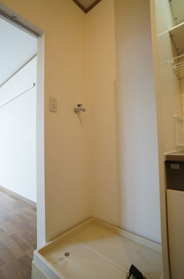 【設備】 | プリムベール | キッチン横に設えられた洗濯機置場。万が一ホースが抜けても水が止まる止水栓付きの蛇口です。（写真は他室です）