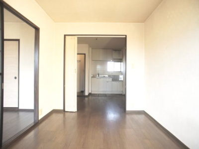 【居間・リビング】 | かりんコーポ | 日当たり良好な11.3帖のリビングです。