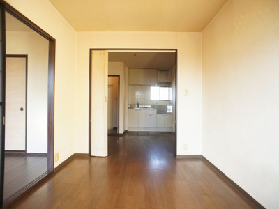 【居間・リビング】 | かりんコーポ | 日当たり良好な11.3帖のリビングです。