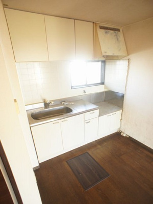 【キッチン】 | かりんコーポ | 嫌なにおいがこもらない窓付きです。