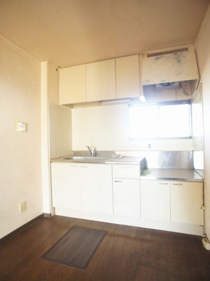 【キッチン】 | かりんコーポ | 嫌なにおいがこもらない窓付きです。