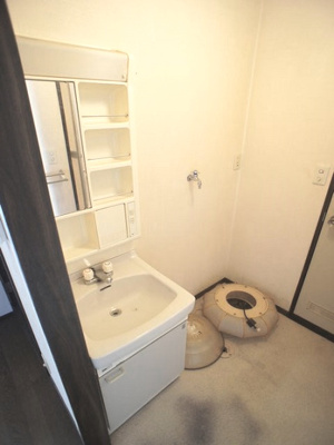 【洗面所】 | かりんコーポ | 洗髪洗面化粧台がある洗面所です。