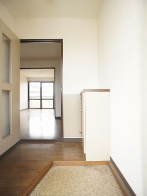 【玄関】 | かりんコーポ | 玄関にはシューズボックスがあります。