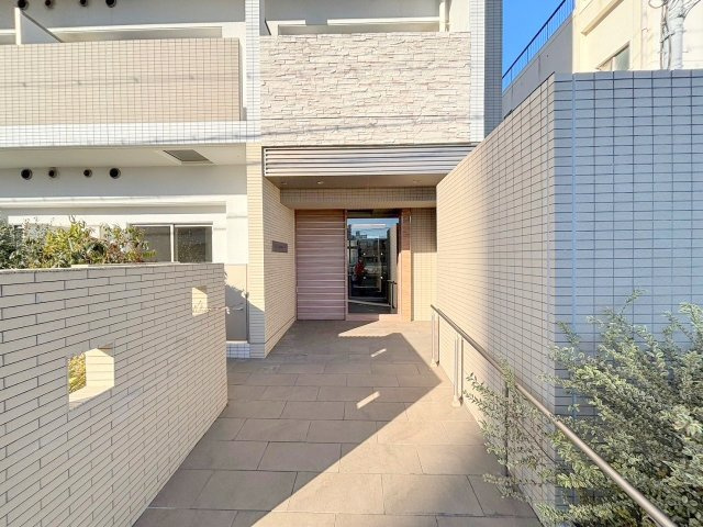 ヴェリテ新大阪イーストのエントランス