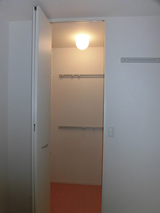 ボヌール B棟の収納|Ｂ棟103 ウォークインクローゼット