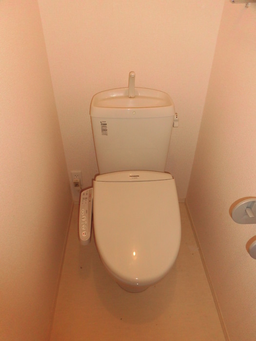 ボヌール B棟のトイレ|Ｂ棟103 温水洗浄暖房便座